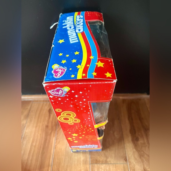 New Munchkin Cheers Lovee Doll Cheerleader - Picture 5 of 8